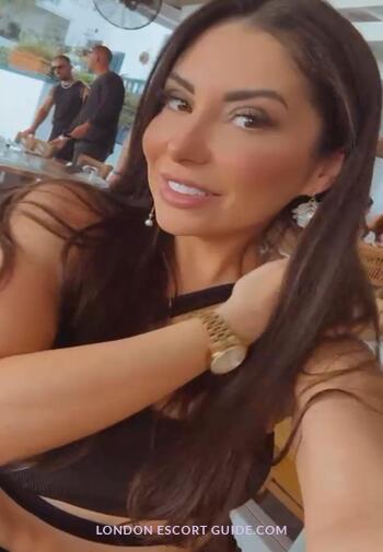 Mayfair brunette Jasmin london escort